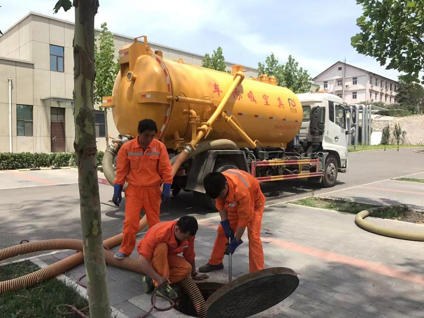 南浔管道疏通车停在窨井附近